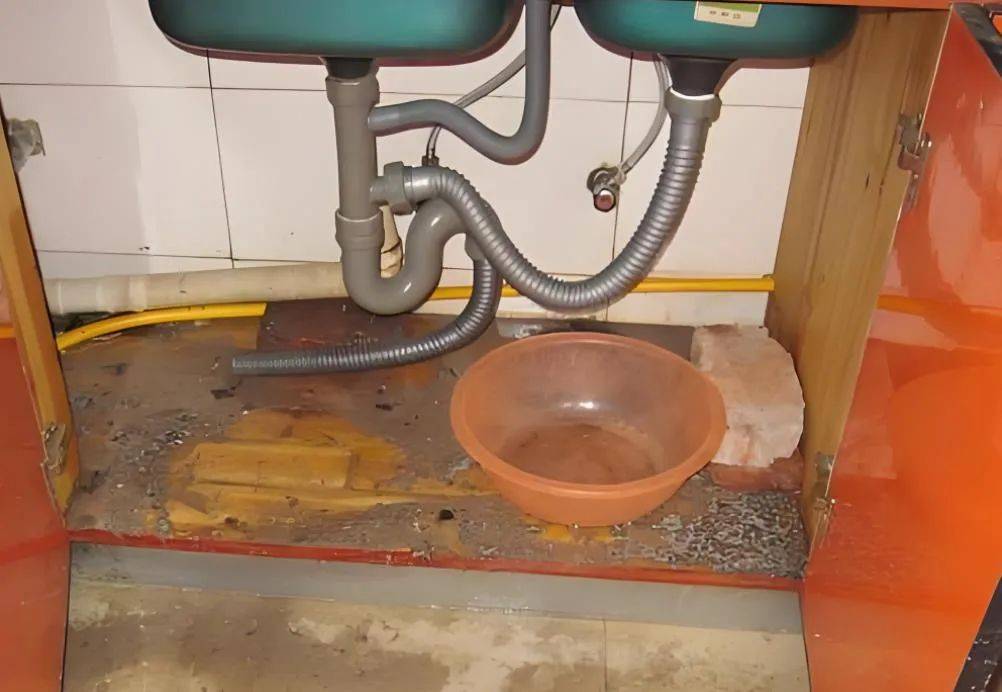 小区下水道塌了归谁管小区下水道塌陷的责任归属需要根据具体情况而定。一般来说，如果是业主专有部分的塌陷，由业主自己承担维修责任；如果是公共部分的塌陷，则由物业承担维修责任。以下是一些不同情况的参考